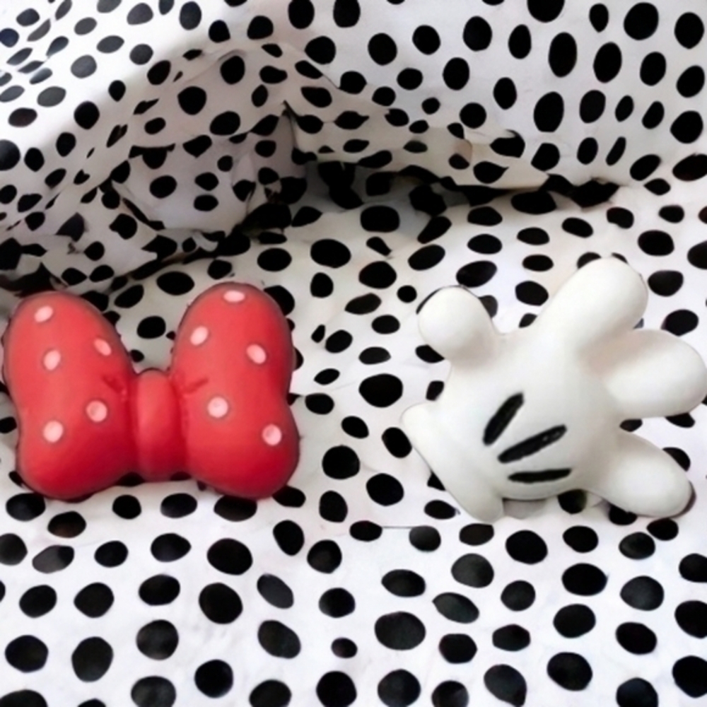 MODCLOTH DISNEY MINNIE MOUSE POLYMER STUDS